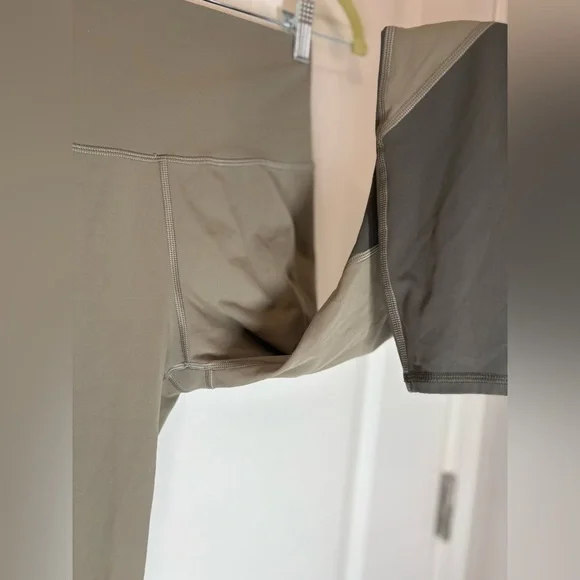 Vuori•High Rise Colorblock Studio Legging•Light Oregano Green•10/10 EUC•Sz XS - Picture 11 of 16